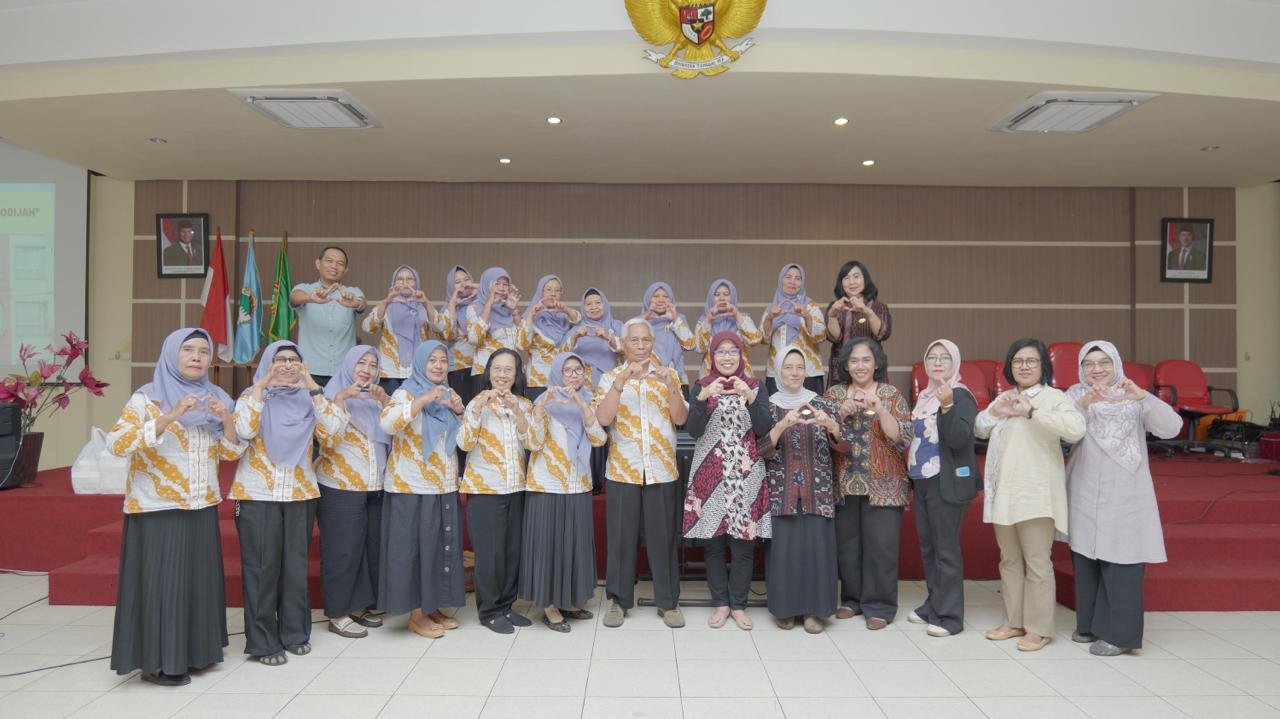 Rombongan pengurus dan pengawas Kopwan Khadijah Sidoarjo berfoto bersama jajaran pengurus Kopmen SBW Malang dengan pose khas usai melaksanakan kegiatan studi banding sistem Tanggung Renteng di Aula Kantor Kopmen SBW Malang, Sabtu (12/9).