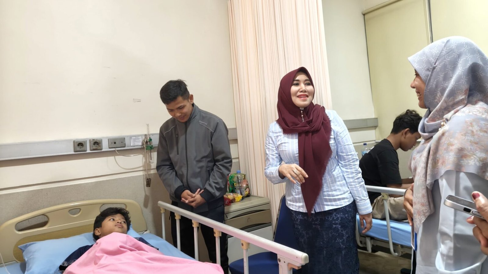 Anggota DPD RI, Dr. Lia Istifhama (tengah), tampak berinteraksi hangat dan memberikan mental healing kepada salah seorang santri korban keracunan massal Makan Bergizi Gratis (MBG).