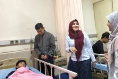 Anggota DPD RI, Dr. Lia Istifhama (tengah), tampak berinteraksi hangat dan memberikan mental healing kepada salah seorang santri korban keracunan massal Makan Bergizi Gratis (MBG).