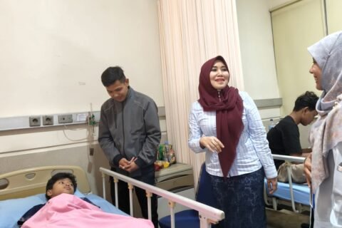 Anggota DPD RI, Dr. Lia Istifhama (tengah), tampak berinteraksi hangat dan memberikan mental healing kepada salah seorang santri korban keracunan massal Makan Bergizi Gratis (MBG).
