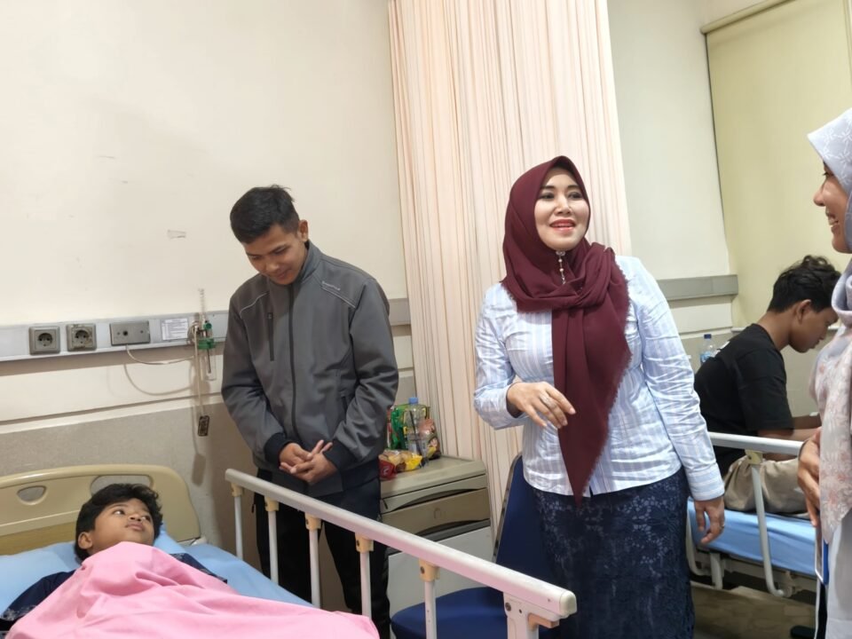 Anggota DPD RI, Dr. Lia Istifhama (tengah), tampak berinteraksi hangat dan memberikan mental healing kepada salah seorang santri korban keracunan massal Makan Bergizi Gratis (MBG).