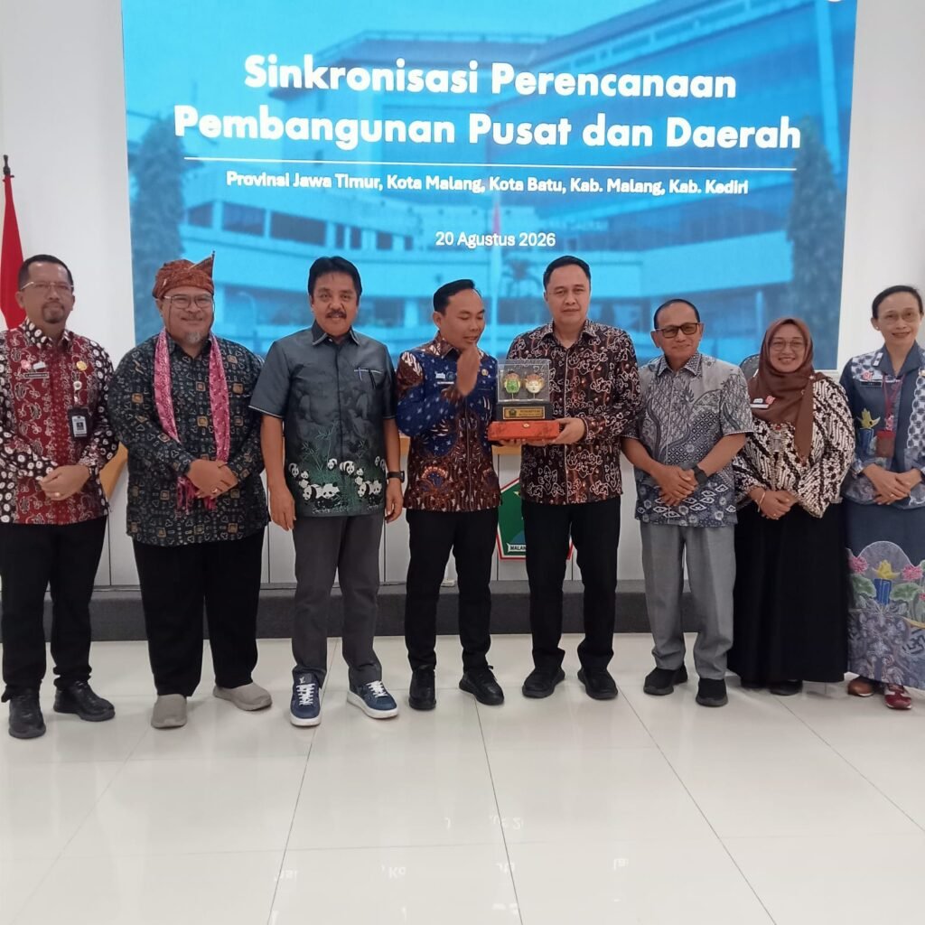 Plt Kepala Dinas Lingkungan Hidup Kota Malang Gamaliel Raymond Hatigoran Matondang bersama Wakil Wali Kota Malang Ali Muthohirin dan Direktur PEIPD Bangda Kemendagri Iwan Kurniawan