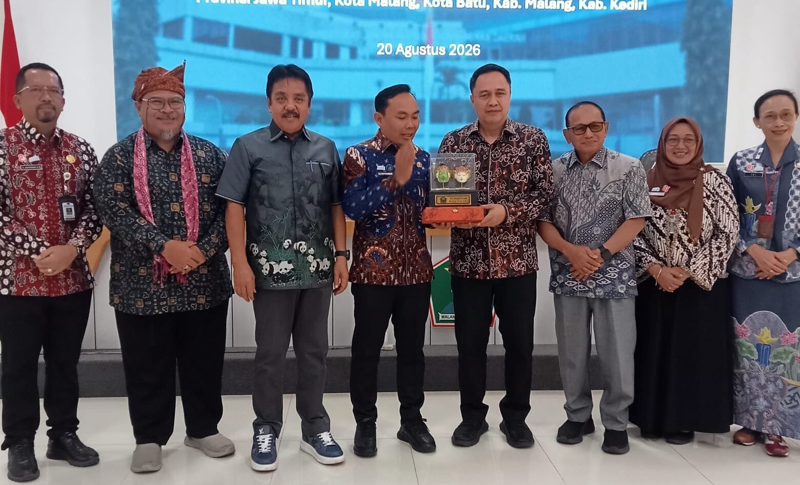 Plt Kepala Dinas Lingkungan Hidup Kota Malang Gamaliel Raymond Hatigoran Matondang bersama Wakil Wali Kota Malang Ali Muthohirin dan Direktur PEIPD Bangda Kemendagri Iwan Kurniawan