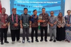 Plt Kepala Dinas Lingkungan Hidup Kota Malang Gamaliel Raymond Hatigoran Matondang bersama Wakil Wali Kota Malang Ali Muthohirin dan Direktur PEIPD Bangda Kemendagri Iwan Kurniawan