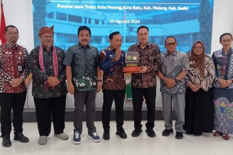 Plt Kepala Dinas Lingkungan Hidup Kota Malang Gamaliel Raymond Hatigoran Matondang bersama Wakil Wali Kota Malang Ali Muthohirin dan Direktur PEIPD Bangda Kemendagri Iwan Kurniawan