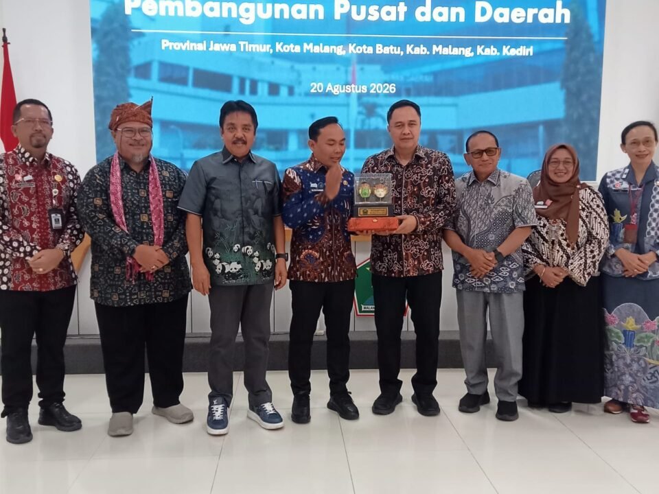Plt Kepala Dinas Lingkungan Hidup Kota Malang Gamaliel Raymond Hatigoran Matondang bersama Wakil Wali Kota Malang Ali Muthohirin dan Direktur PEIPD Bangda Kemendagri Iwan Kurniawan