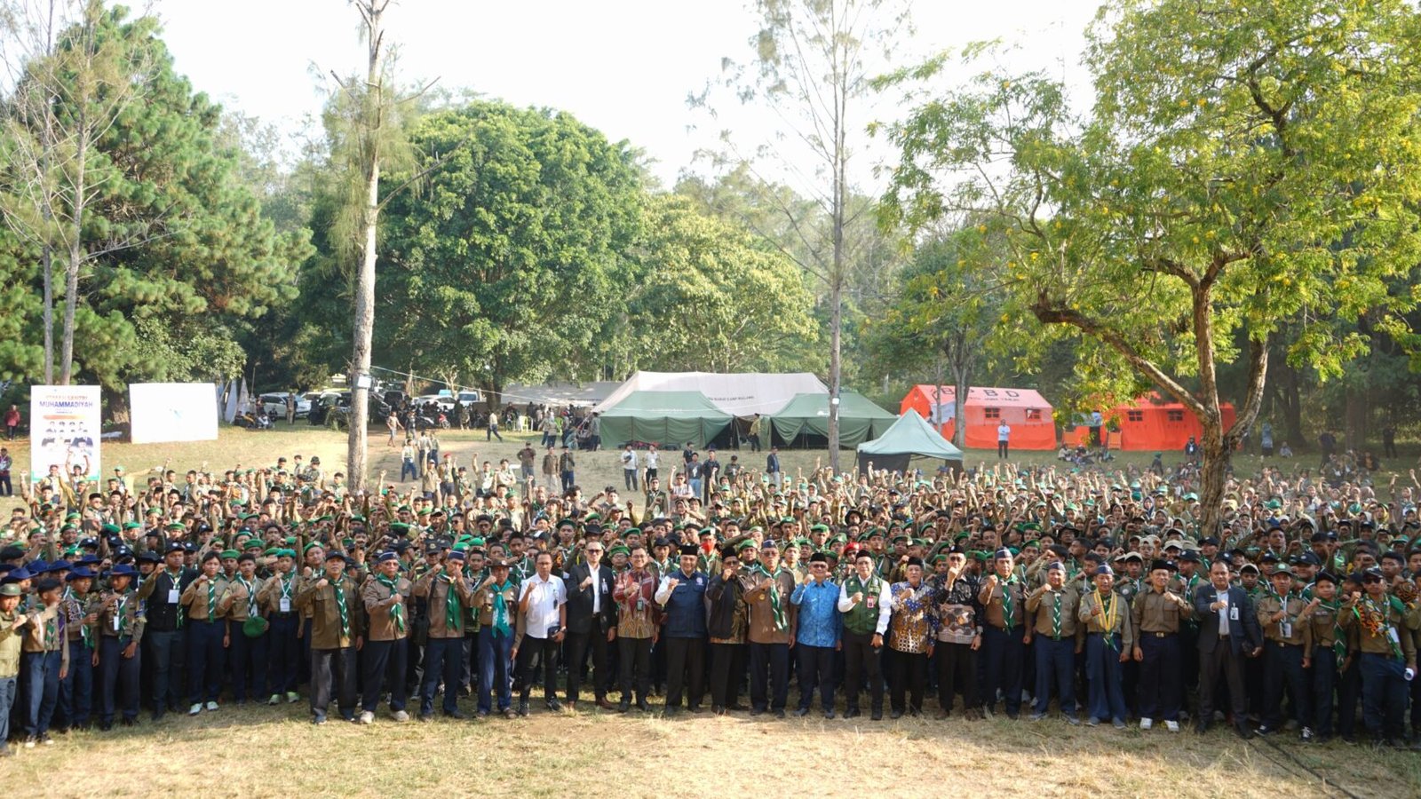 Jajaran pimpinan PP Muhammadiyah, LP2, dan panitia berfoto bersama 1.523 santri dari berbagai pesantren Muhammadiyah se-Indonesia usai penutupan KSMN II di Malang.