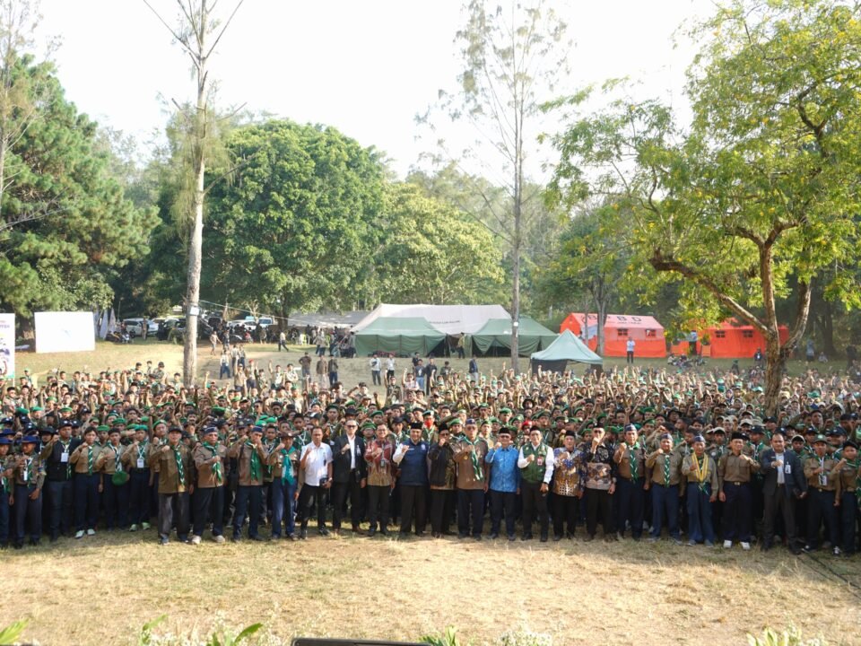 Jajaran pimpinan PP Muhammadiyah, LP2, dan panitia berfoto bersama 1.523 santri dari berbagai pesantren Muhammadiyah se-Indonesia usai penutupan KSMN II di Malang.