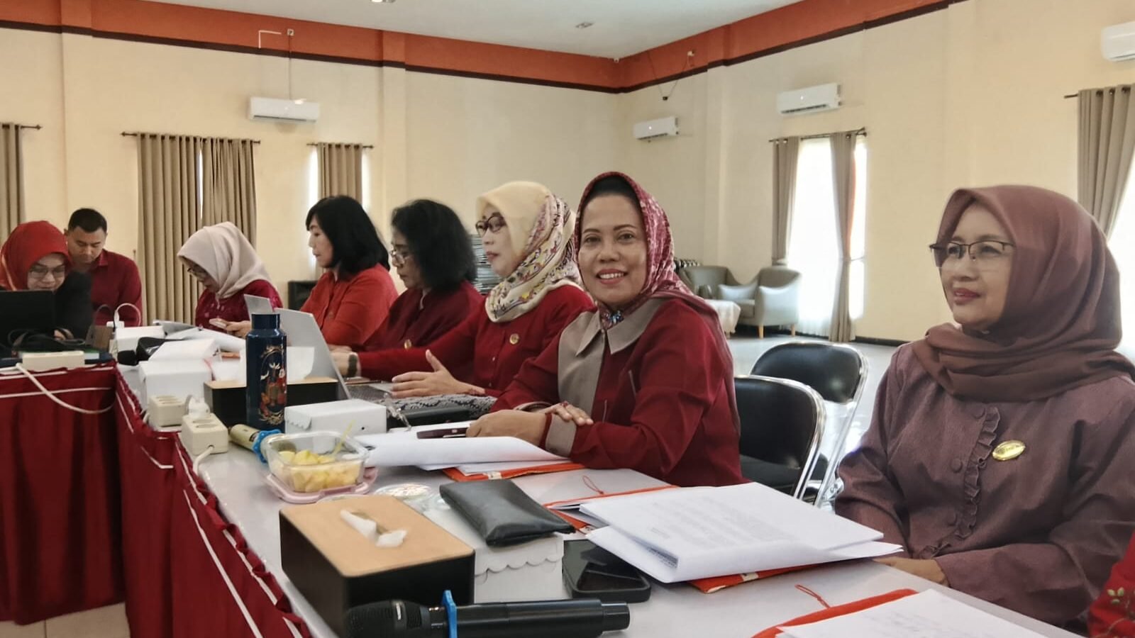 Ketua Koperasi SBW Malang Dr. Sri Untari Bisowarno, M.AP. (tengah berkerudung merah corak) bersama jajaran pengurus saat mengikuti agenda edukasi perpajakan di Malang.
