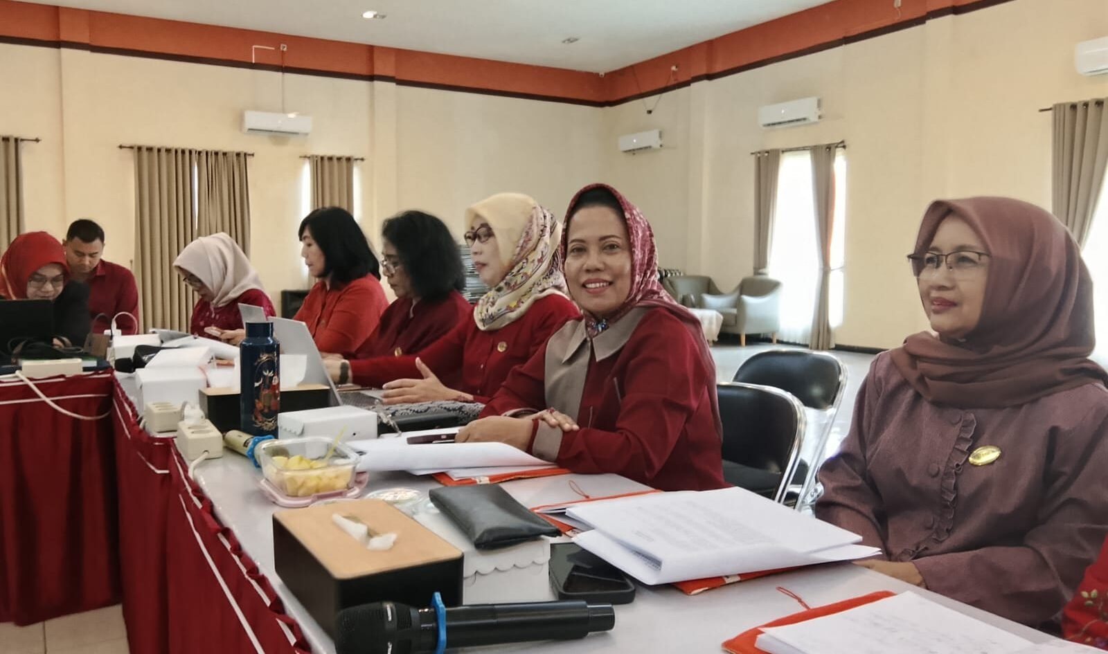Ketua Koperasi SBW Malang Dr. Sri Untari Bisowarno, M.AP. (tengah berkerudung merah corak) bersama jajaran pengurus saat mengikuti agenda edukasi perpajakan di Malang.