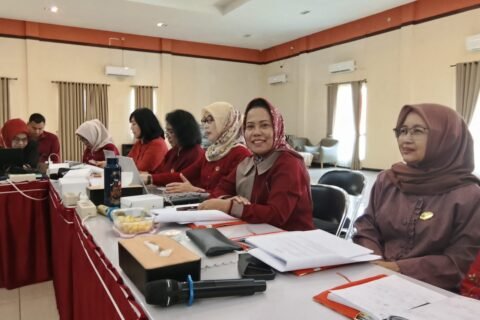 Ketua Koperasi SBW Malang Dr. Sri Untari Bisowarno, M.AP. (tengah berkerudung merah corak) bersama jajaran pengurus saat mengikuti agenda edukasi perpajakan di Malang.