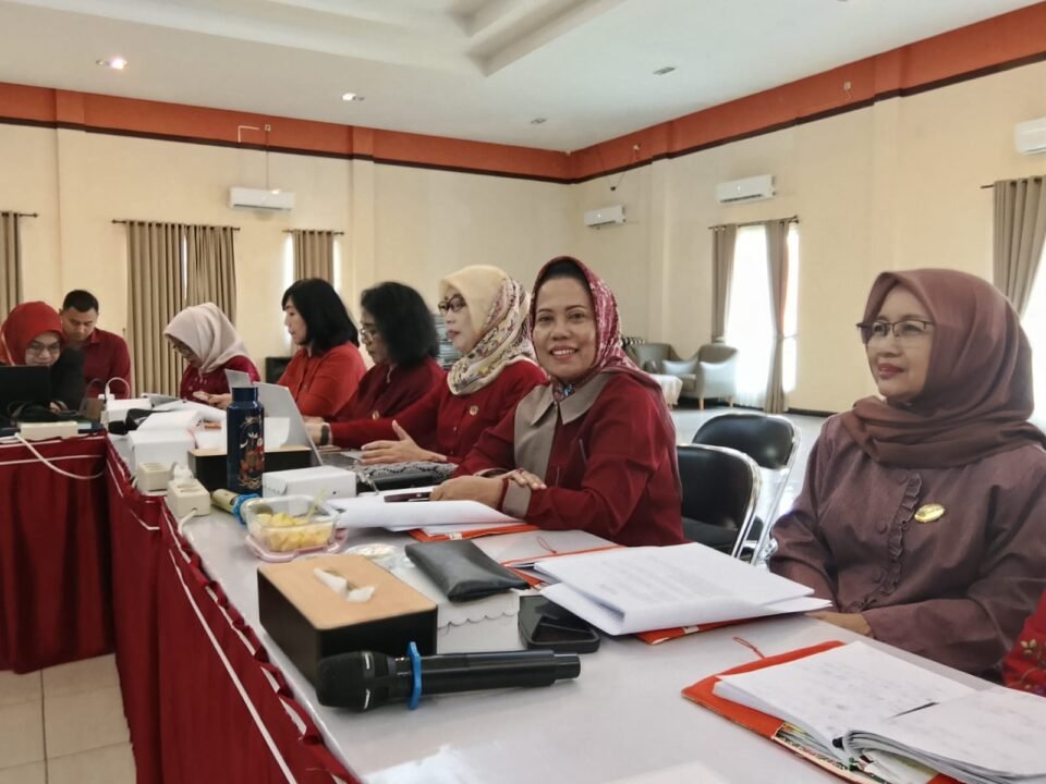 Ketua Koperasi SBW Malang Dr. Sri Untari Bisowarno, M.AP. (tengah berkerudung merah corak) bersama jajaran pengurus saat mengikuti agenda edukasi perpajakan di Malang.