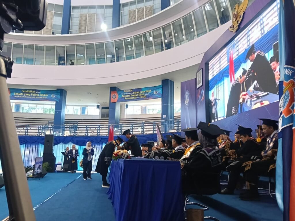 Suasana prosesi pengukuhan tujuh guru besar baru di lingkungan Politeknik Negeri Malang (Polinema). Kehadiran para profesor baru ini diharapkan mampu menjadi motor penggerak peningkatan kualitas akademik dan riset institusi ke depannya.