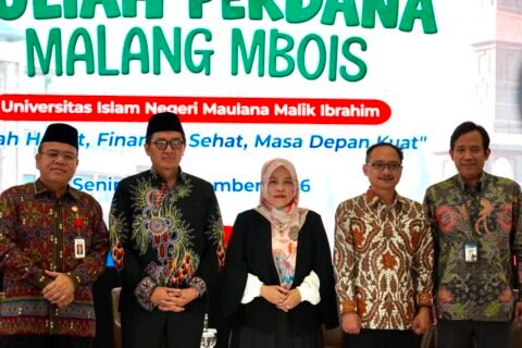 Kepala Perwakilan BI Malang Indra Kuspriyadi, Anggota Komisi XI DPR RI Hasanuddin Wahid, Rektor UIN Malang Ilfi Nurdiana, Kepala OJK Malang Farid Faletehan, dan Kepala Perwakilan LPS II Surabaya Bambang S. Hidayat berfoto bersama usai membuka acara Kuliah Perdana Malang Mbois di UIN Malang.