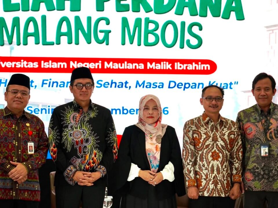 Kepala Perwakilan BI Malang Indra Kuspriyadi, Anggota Komisi XI DPR RI Hasanuddin Wahid, Rektor UIN Malang Ilfi Nurdiana, Kepala OJK Malang Farid Faletehan, dan Kepala Perwakilan LPS II Surabaya Bambang S. Hidayat berfoto bersama usai membuka acara Kuliah Perdana Malang Mbois di UIN Malang.