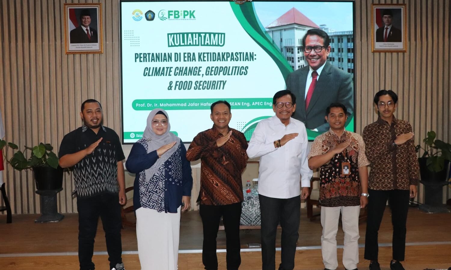 Prof. Dr. Ir. H. Mohammad Jafar Hafsah, I.P.U., APEC Eng., ASEAN Eng., guru besar bidang agribisnis bersama Dekan FBiPK Universitas Brawijaya, Prof. M. Purnomo, S.P., M.Si., Ph.D foto bersama panitia