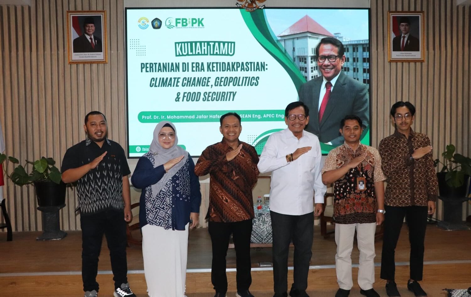 Prof. Dr. Ir. H. Mohammad Jafar Hafsah, I.P.U., APEC Eng., ASEAN Eng., guru besar bidang agribisnis bersama Dekan FBiPK Universitas Brawijaya, Prof. M. Purnomo, S.P., M.Si., Ph.D foto bersama panitia