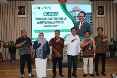 Prof. Dr. Ir. H. Mohammad Jafar Hafsah, I.P.U., APEC Eng., ASEAN Eng., guru besar bidang agribisnis bersama Dekan FBiPK Universitas Brawijaya, Prof. M. Purnomo, S.P., M.Si., Ph.D foto bersama panitia