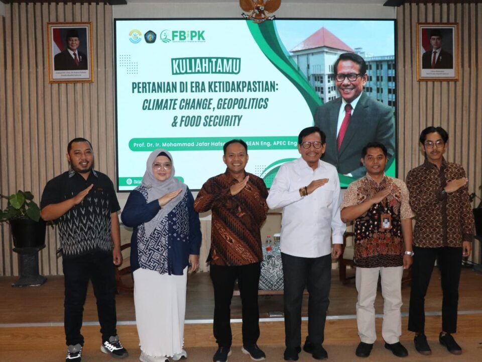 Prof. Dr. Ir. H. Mohammad Jafar Hafsah, I.P.U., APEC Eng., ASEAN Eng., guru besar bidang agribisnis bersama Dekan FBiPK Universitas Brawijaya, Prof. M. Purnomo, S.P., M.Si., Ph.D foto bersama panitia