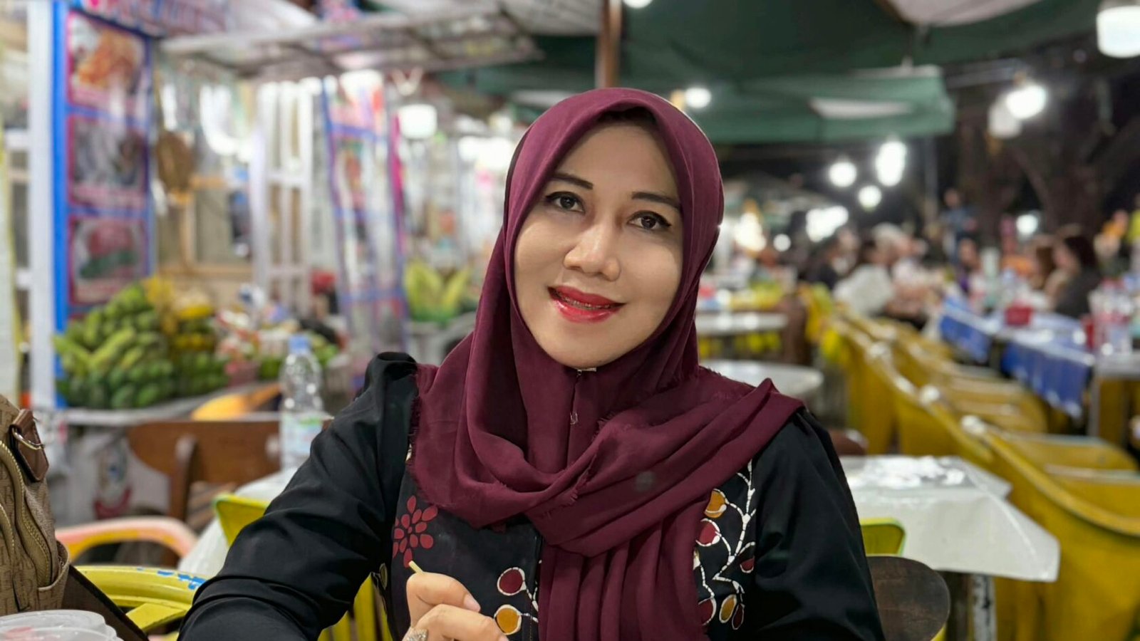 Anggota DPD RI asal Jawa Timur Dr. Lia Istifhama tampil santai menikmati kudapan kaki lima di sela rutinitas padatnya, mencerminkan gaya kepemimpinan yang tetap membumi dan dekat dengan rakyat.