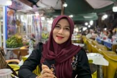 Anggota DPD RI asal Jawa Timur Dr. Lia Istifhama tampil santai menikmati kudapan kaki lima di sela rutinitas padatnya, mencerminkan gaya kepemimpinan yang tetap membumi dan dekat dengan rakyat.
