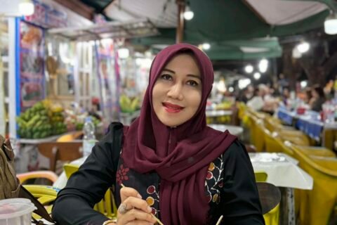 Anggota DPD RI asal Jawa Timur Dr. Lia Istifhama tampil santai menikmati kudapan kaki lima di sela rutinitas padatnya, mencerminkan gaya kepemimpinan yang tetap membumi dan dekat dengan rakyat.