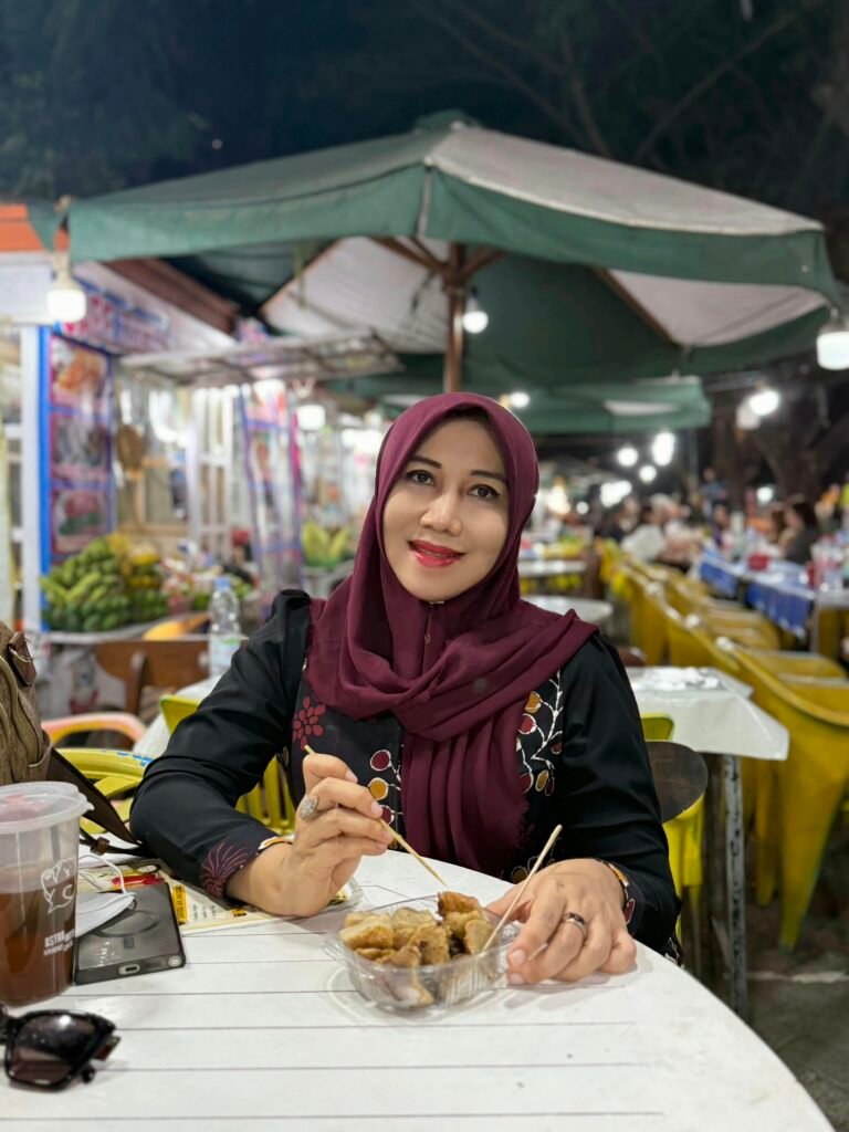 Anggota DPD RI asal Jawa Timur Dr. Lia Istifhama tampil santai menikmati kudapan kaki lima di sela rutinitas padatnya, mencerminkan gaya kepemimpinan yang tetap membumi dan dekat dengan rakyat.