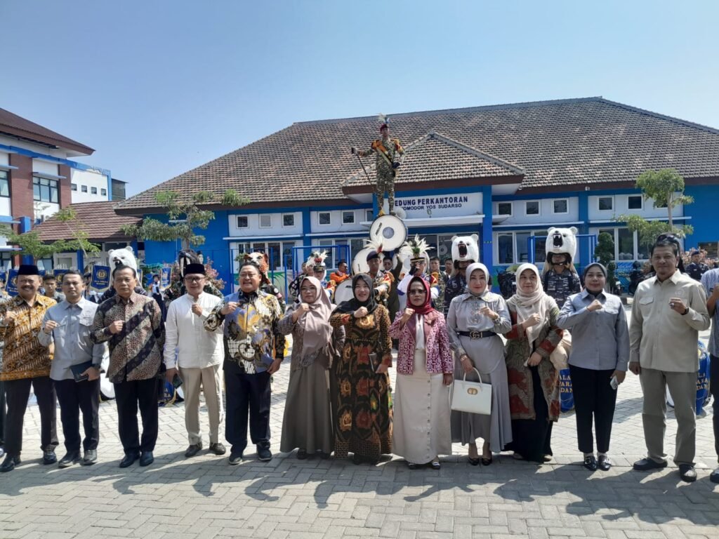 Ketua Komisi E DPRD Jatim Dr. Sri Untari Bisowarno beserta jajaran saat melakukan kunjungan kerja dan evaluasi pendidikan di SMAN Taruna Madani Bangil, Pasuruan, Jumat (11/9).