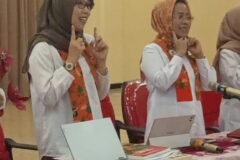 Ketua Umum Kopmen Setia Budi Wanita (SBW) Jawa Timur Dr. Sri Untari Bisowarno, M.A.P. bersama jajaran pengurus memandu agenda pendidikan anggota daring di kantor Kopmen SBW, Malang. (Foto: Dok. Bhirawa/Kopmen SBW)