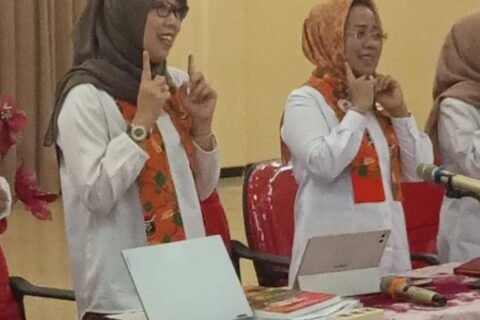 Ketua Umum Kopmen Setia Budi Wanita (SBW) Jawa Timur Dr. Sri Untari Bisowarno, M.A.P. bersama jajaran pengurus memandu agenda pendidikan anggota daring di kantor Kopmen SBW, Malang. (Foto: Dok. Bhirawa/Kopmen SBW)
