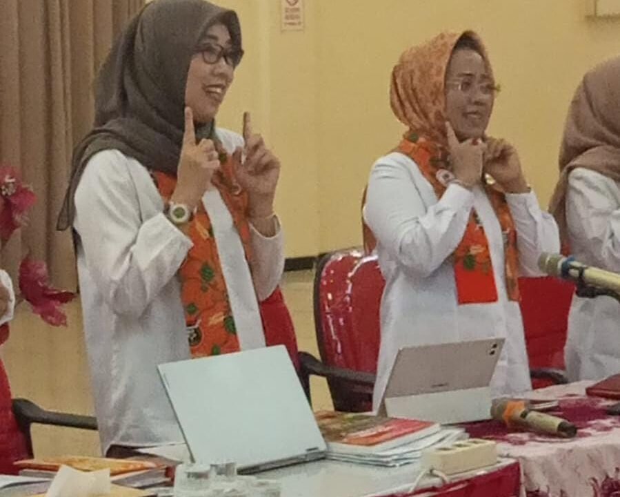 Ketua Umum Kopmen Setia Budi Wanita (SBW) Jawa Timur Dr. Sri Untari Bisowarno, M.A.P. bersama jajaran pengurus memandu agenda pendidikan anggota daring di kantor Kopmen SBW, Malang. (Foto: Dok. Bhirawa/Kopmen SBW)