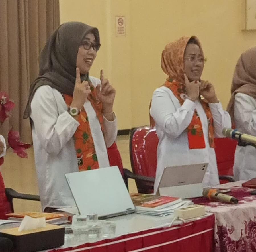 Ketua Umum Kopmen Setia Budi Wanita (SBW) Jawa Timur Dr. Sri Untari Bisowarno, M.A.P. bersama jajaran pengurus memandu agenda pendidikan anggota daring di kantor Kopmen SBW, Malang. (Foto: Dok. Bhirawa/Kopmen SBW)
