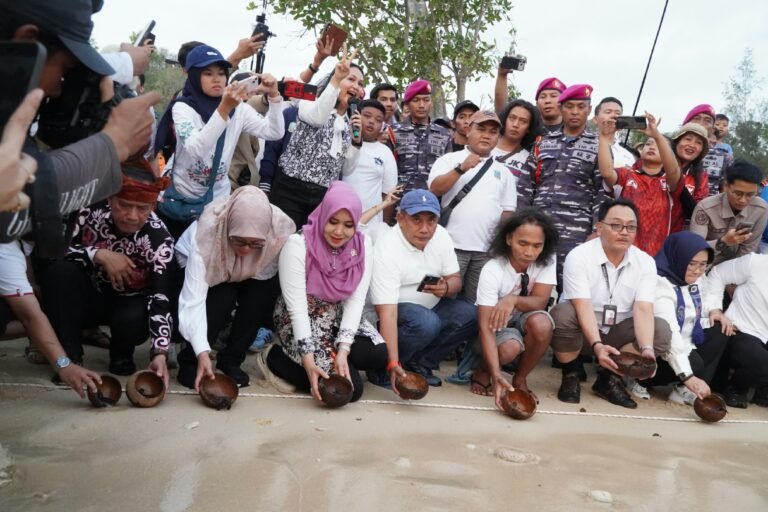 Anggota DPD RI Dr. Lia Istifhama (tengah berkerudung ungu) bersama Kaka Slank dan jajaran pejabat lintas instansi berjongkok bersiap melepasliarkan tukik ke laut dalam Safari Perhutanan Sosial di Pantai Tanjung Penyu, Kabupaten Malang, Sabtu (26/9/2026).