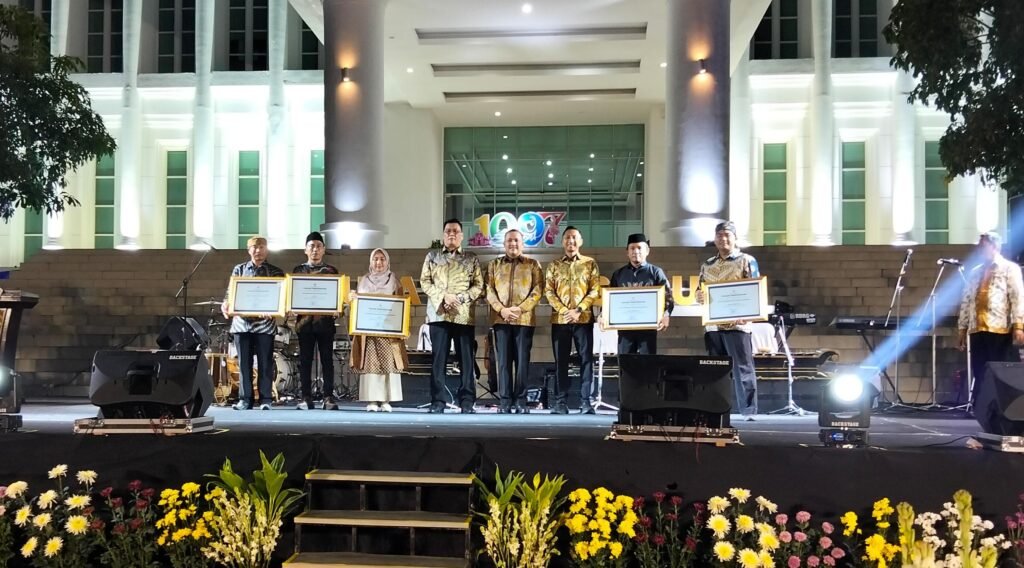 Juara 1 sampai 5 foto dengan Bupati Kabupaten Pasuruan Rusdi saat HUT Kabupaten Pasuruan ke-1097