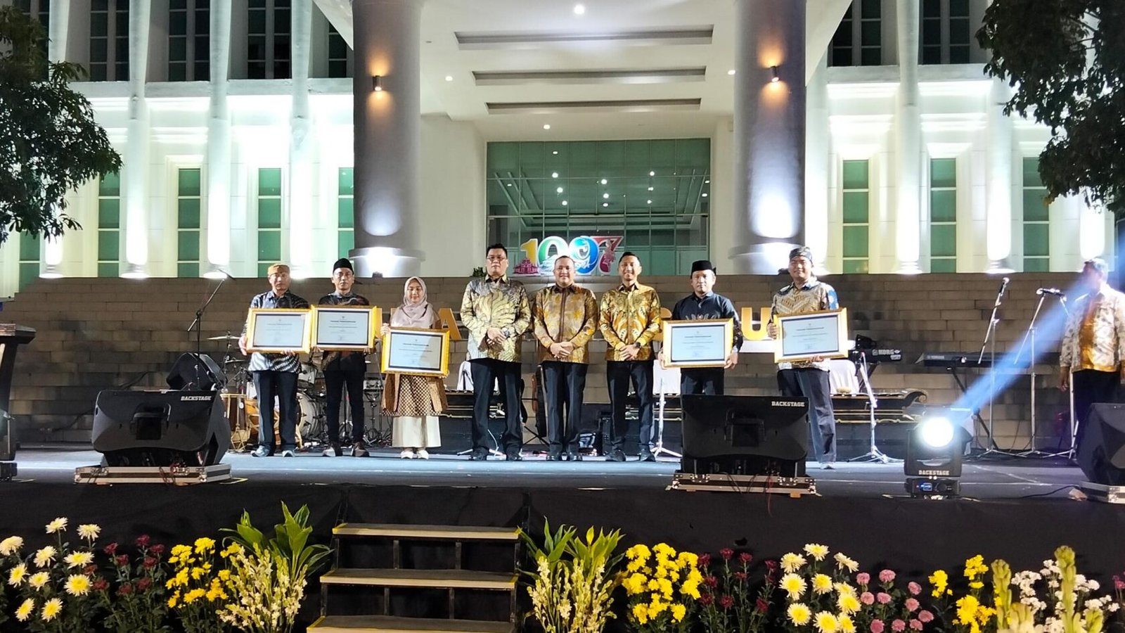 Juara 1 sampai 5 foto dengan Bupati Kabupaten Pasuruan Rusdi saat HUT Kabupaten Pasuruan ke-1097