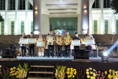 Juara 1 sampai 5 foto dengan Bupati Kabupaten Pasuruan Rusdi saat HUT Kabupaten Pasuruan ke-1097