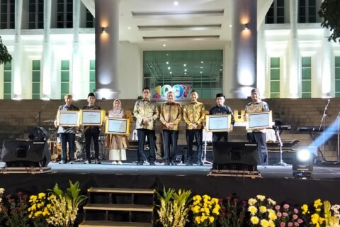 Juara 1 sampai 5 foto dengan Bupati Kabupaten Pasuruan Rusdi saat HUT Kabupaten Pasuruan ke-1097