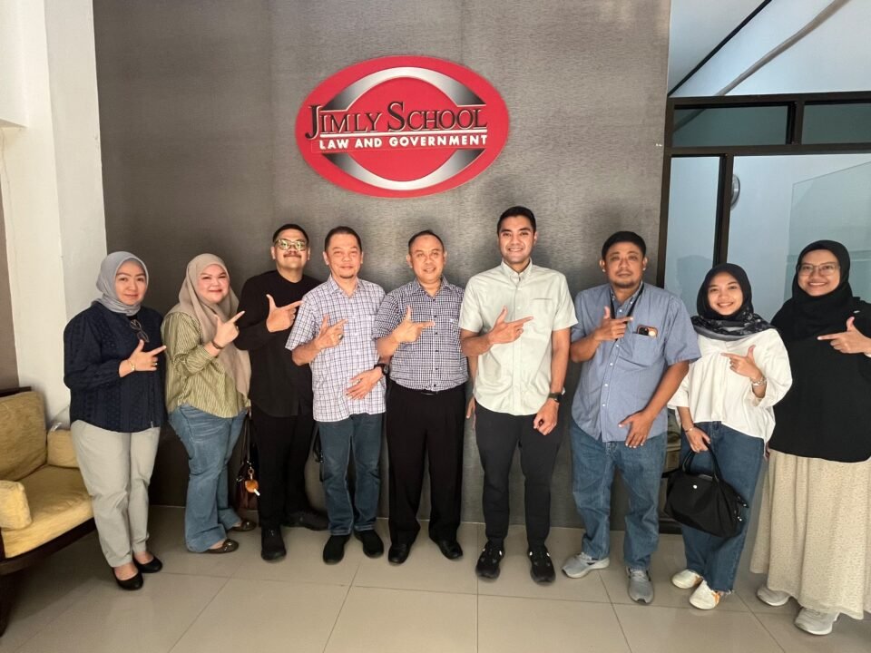 Perwakilan LPKAN Indonesia dan PT Forjasi Lentera Indonesia, Rachmatika Ramadhani, S.Psi., Syahreni, S.S., dan Izzatias Hikmah Pratiwi. Ketiganya ditunjuk dan diamanahkan oleh R. Mohammad Ali Zaini Ketua Umum DPP LPKAN Indonesia, Sugiharto, S.E., M.Si. selaku Ketua OKK DPP LPKAN, serta