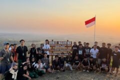 Mahasiswa KKN Kelompok 60 bersama anggota Karang Taruna Dusun Ngantru berfoto di depan plang penanda yang baru dipasang di puncak Bukit Ngantru, Desa Sekaran, Kecamatan Kasiman, Kabupaten Bojonegoro.