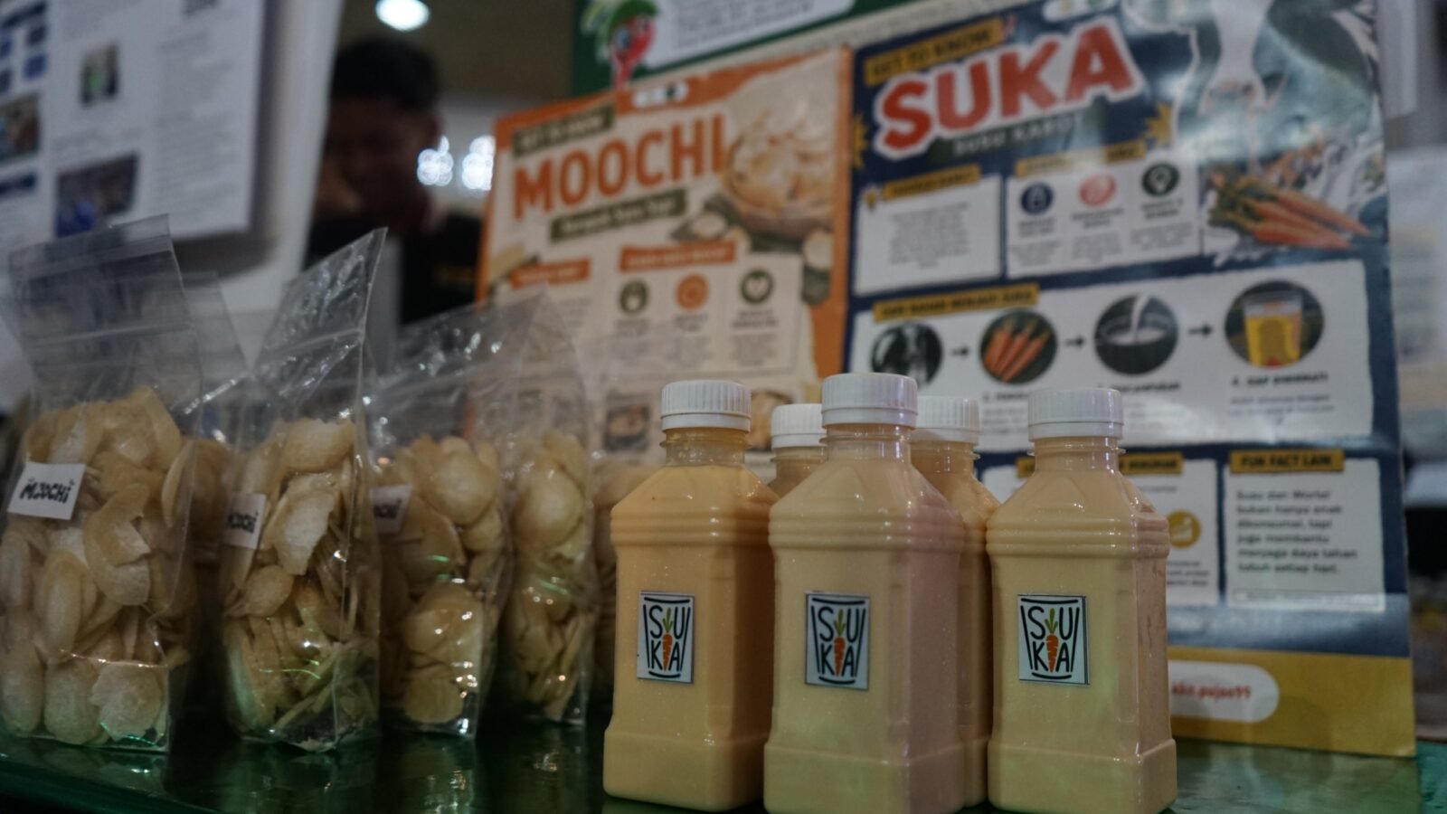 Inovasi Olahan Susu: Tampilan visual dari produk UMKM rintisan, yakni minuman botol SUKA (Susu Karot) dan kerupuk renyah MOOCHI hasil kreasi Kelompok 99 KKN MAs UMM yang dipamerkan pada ajang Expo Kecamatan Pujon, Kabupaten Malang.