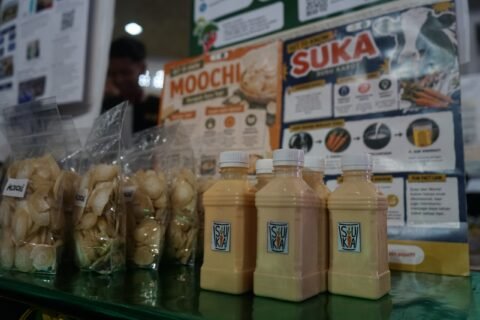 Inovasi Olahan Susu: Tampilan visual dari produk UMKM rintisan, yakni minuman botol SUKA (Susu Karot) dan kerupuk renyah MOOCHI hasil kreasi Kelompok 99 KKN MAs UMM yang dipamerkan pada ajang Expo Kecamatan Pujon, Kabupaten Malang.