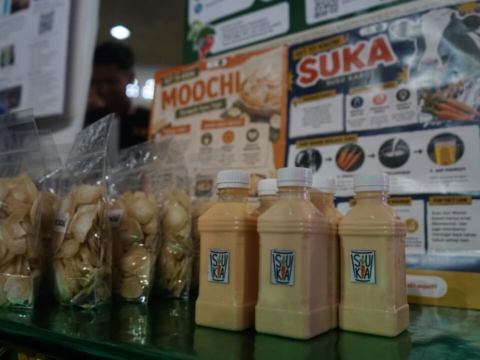 Inovasi Olahan Susu: Tampilan visual dari produk UMKM rintisan, yakni minuman botol SUKA (Susu Karot) dan kerupuk renyah MOOCHI hasil kreasi Kelompok 99 KKN MAs UMM yang dipamerkan pada ajang Expo Kecamatan Pujon, Kabupaten Malang.