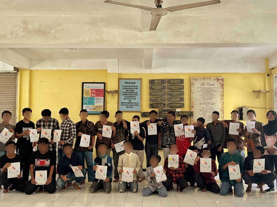 Anak PM bersama Mahasiswa PPKn berfoto bersama sembari menunjukkan hasil pengerjaan Lembar Kerja Peserta Didik (LKPD) seusai mengikuti kegiatan pembelajaran interaktif mengenai penerapan nilai-nilai Pancasila di UPT PRSMPS Surabaya, Rabu (2/9/2026).