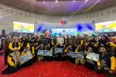 11 Siswa peraih penghargaan berfoto bersama kepala MAN 2 Kota Malang H Samsudin dan Kepala Kemenag Kota Malang Gus Ahmad Shampton di OSN Dikdasmen 2026 Dome UMM