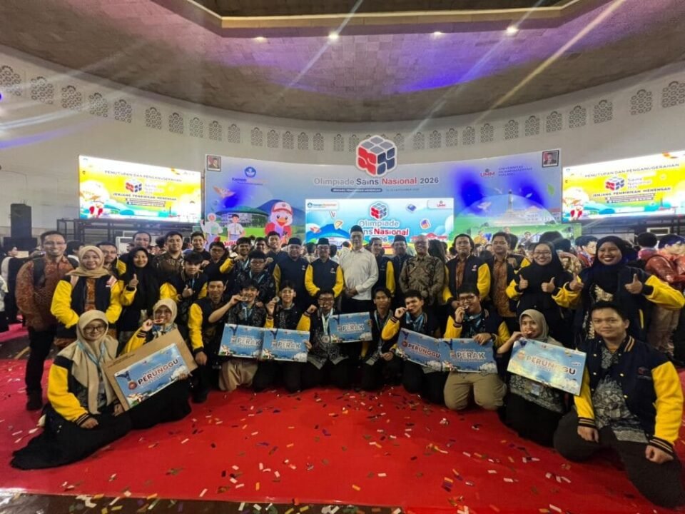 11 Siswa peraih penghargaan berfoto bersama kepala MAN 2 Kota Malang H Samsudin dan Kepala Kemenag Kota Malang Gus Ahmad Shampton di OSN Dikdasmen 2026 Dome UMM
