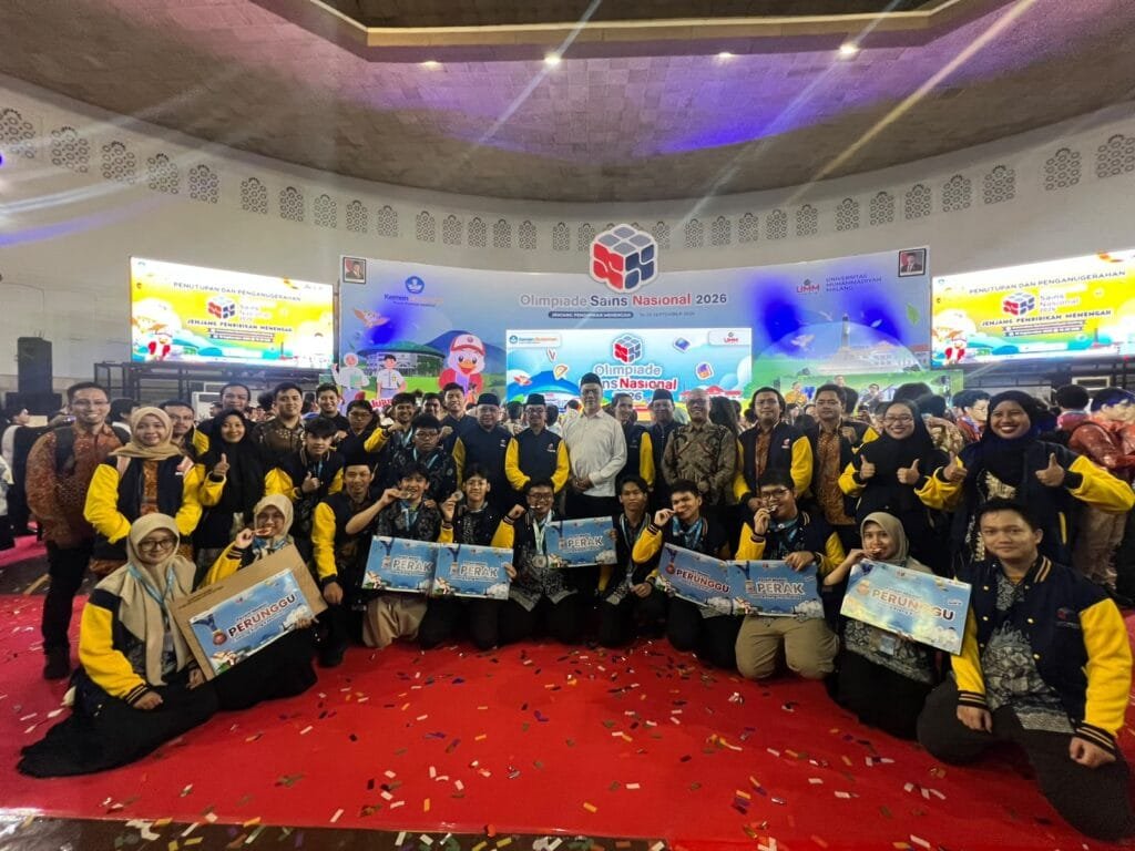 11 Siswa peraih penghargaan berfoto bersama kepala MAN 2 Kota Malang H Samsudin dan Kepala Kemenag Kota Malang Gus Ahmad Shampton di OSN Dikdasmen 2026 Dome UMM