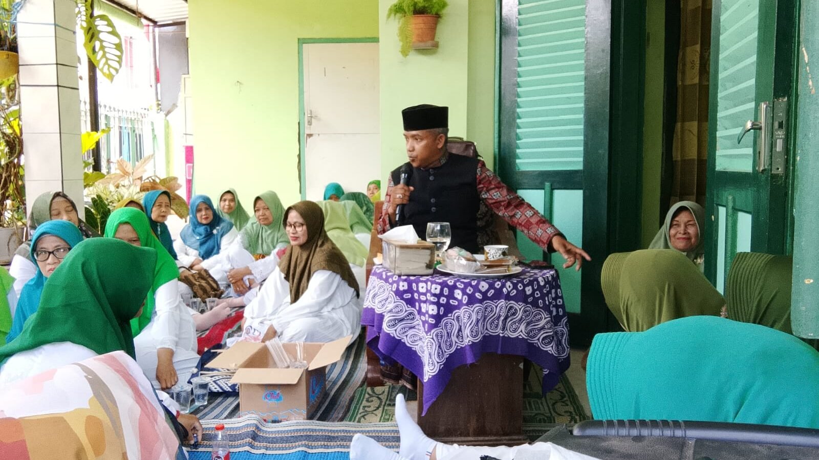 Ustadz Mahfuddin Badjuri diantara para jamaah maulid nabi