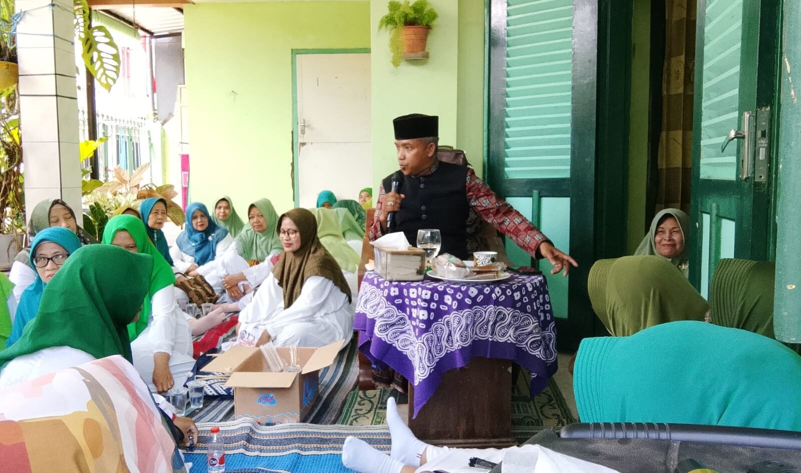 Ustadz Mahfuddin Badjuri diantara para jamaah maulid nabi