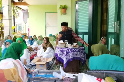 Ustadz Mahfuddin Badjuri diantara para jamaah maulid nabi