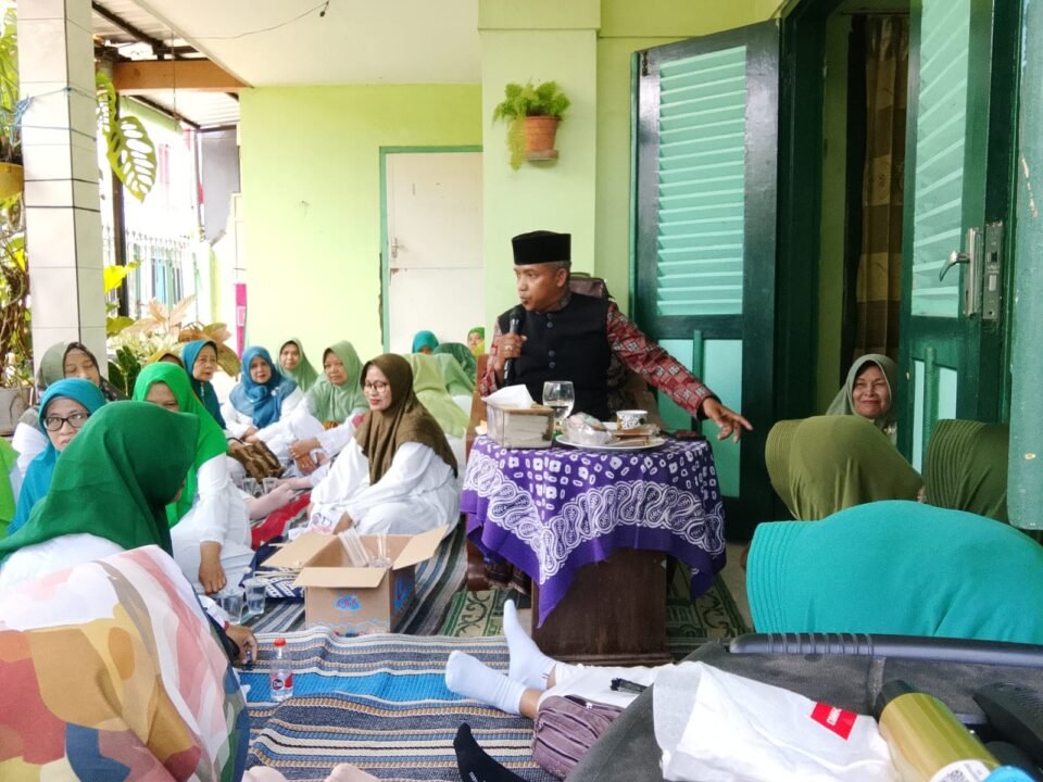 Ustadz Mahfuddin Badjuri diantara para jamaah maulid nabi